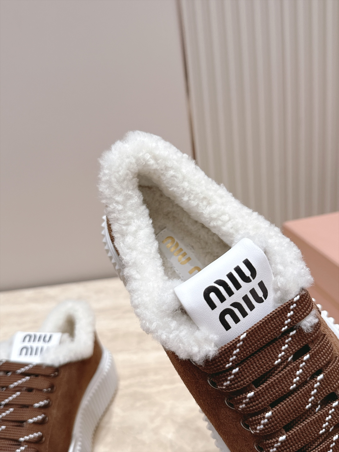 Miumiu 2026新款 羊毛厚底饼干鞋 满帮单鞋 最新走秀款，经典升级保暖 舒适度与时髦度并存 每个颜色搭配都好看，