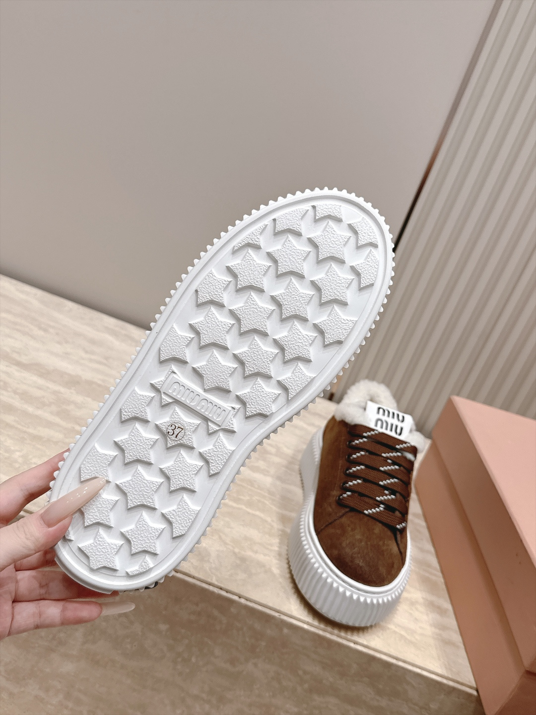 Miumiu 2026新款 羊毛厚底饼干鞋 满帮单鞋 最新走秀款，经典升级保暖 舒适度与时髦度并存 每个颜色搭配都好看，