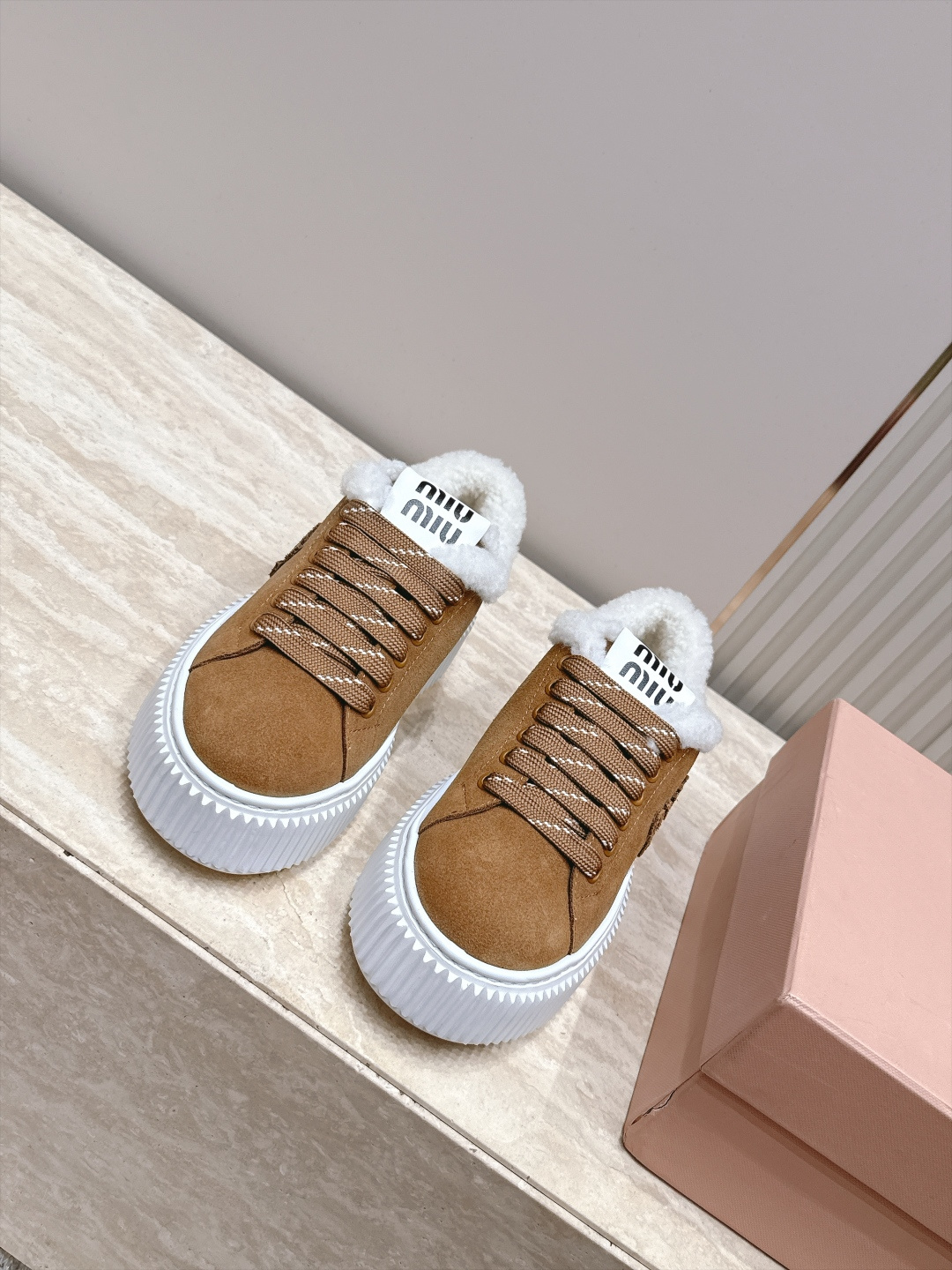 Miumiu 2026新款 羊毛厚底饼干鞋 满帮单鞋 最新走秀款，经典升级保暖 舒适度与时髦度并存 每个颜色搭配都好看，