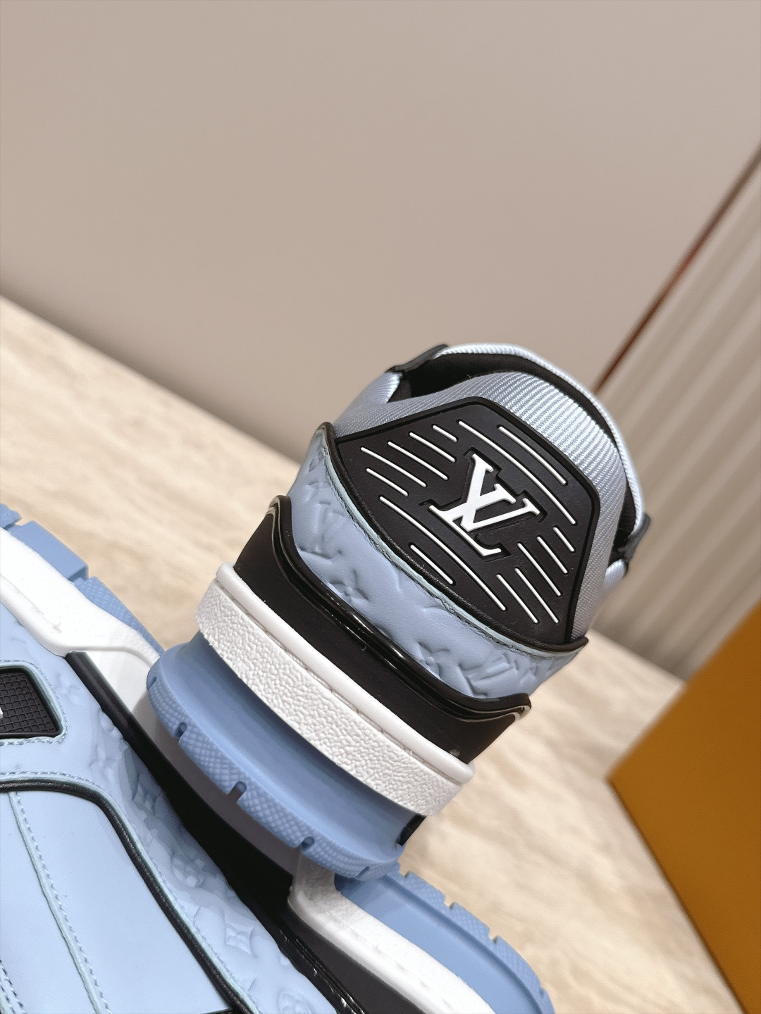 顶级版本： 情侣款 新色系！ LV trainer~~全新升级版~~经典回归❗ 情侣款，滑板鞋，篮球鞋，运动鞋…… LV