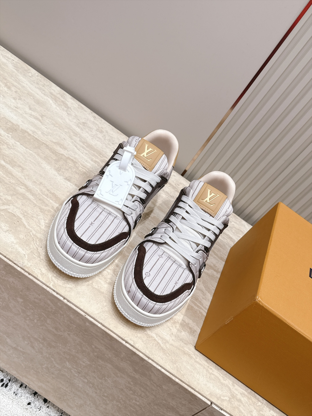 顶级版本： 情侣款 新色系！ LV trainer~~全新升级版~~经典回归❗ 情侣款，滑板鞋，篮球鞋，运动鞋…… LV