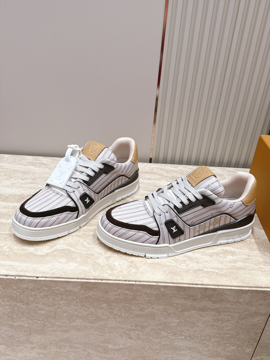 顶级版本： 情侣款 新色系！ LV trainer~~全新升级版~~经典回归❗ 情侣款，滑板鞋，篮球鞋，运动鞋…… LV