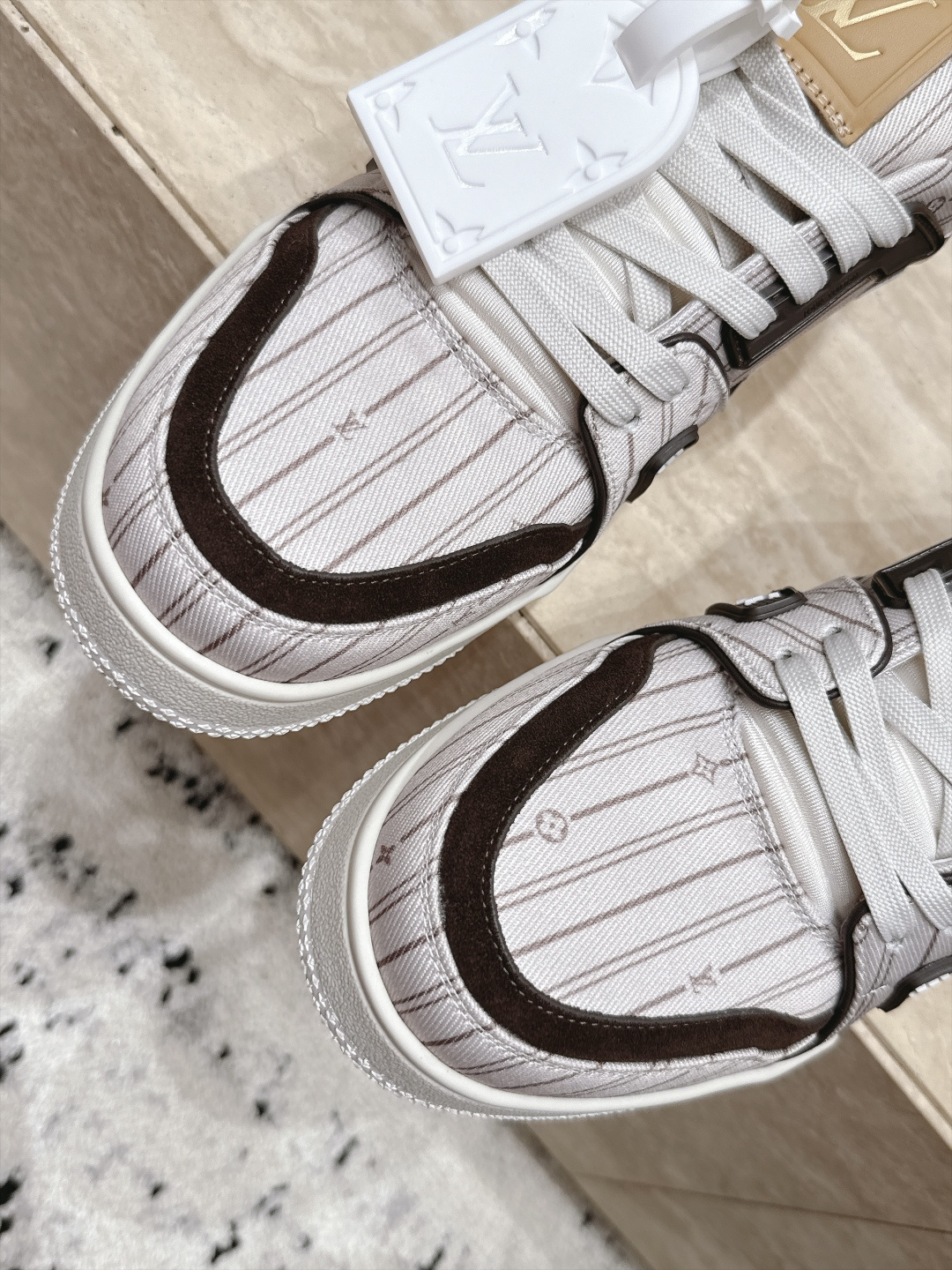 顶级版本： 情侣款 新色系！ LV trainer~~全新升级版~~经典回归❗ 情侣款，滑板鞋，篮球鞋，运动鞋…… LV