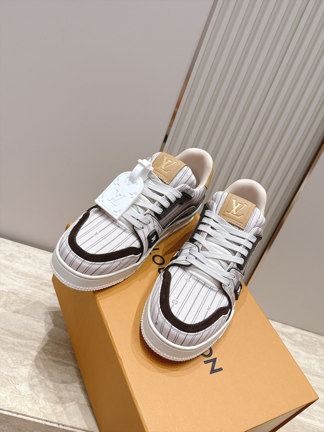 顶级版本： 情侣款 新色系！ LV trainer~~全新升级版~~经典回归❗ 情侣款，滑板鞋，篮球鞋，运动鞋…… LV