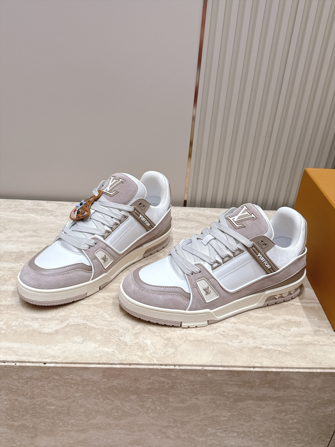 顶级版本： 情侣款 新色系！ LV trainer~~全新升级版~~经典回归❗ 情侣款，滑板鞋，篮球鞋，运动鞋…… LV