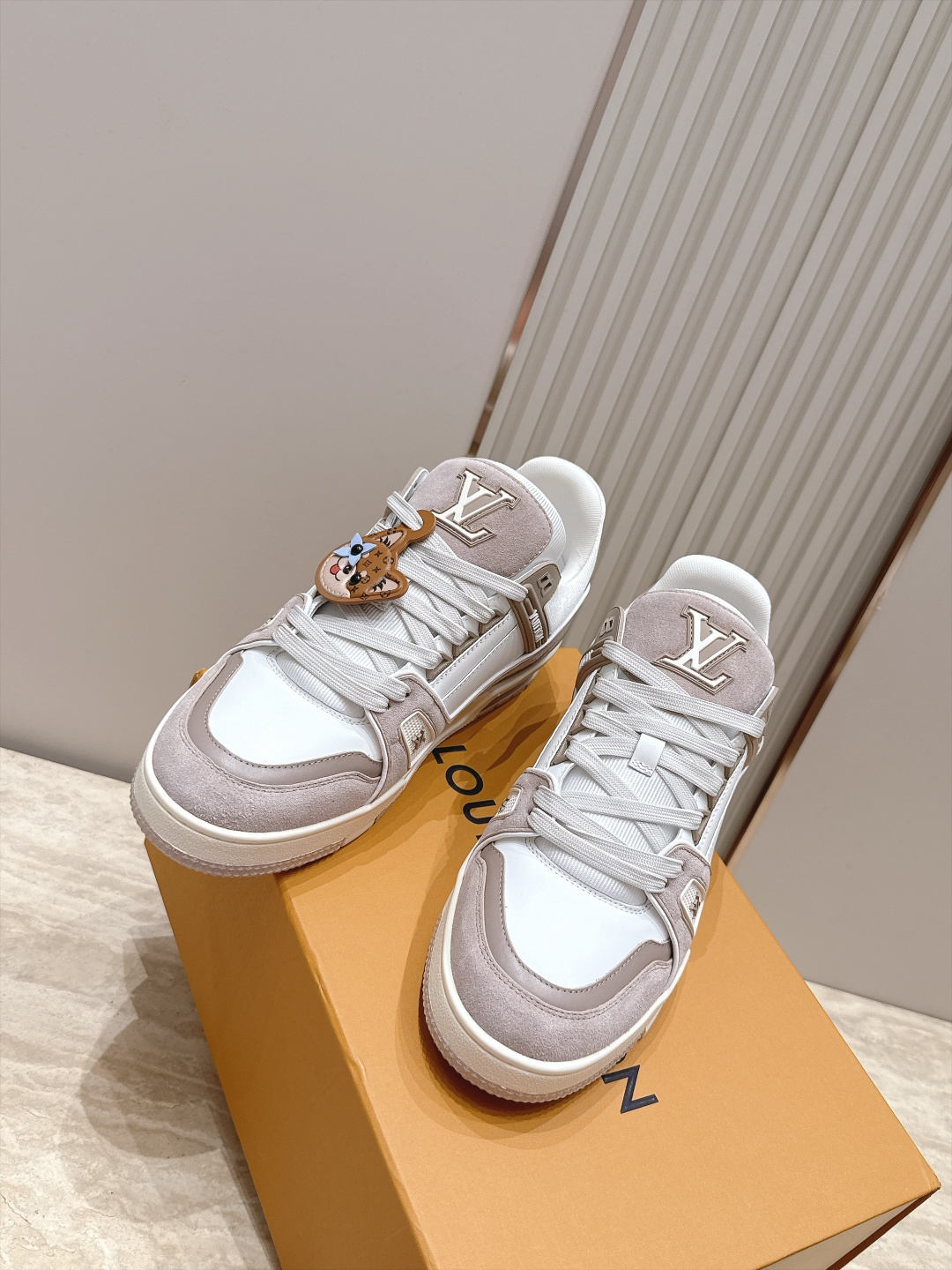 顶级版本： 情侣款 新色系！ LV trainer~~全新升级版~~经典回归❗ 情侣款，滑板鞋，篮球鞋，运动鞋…… LV