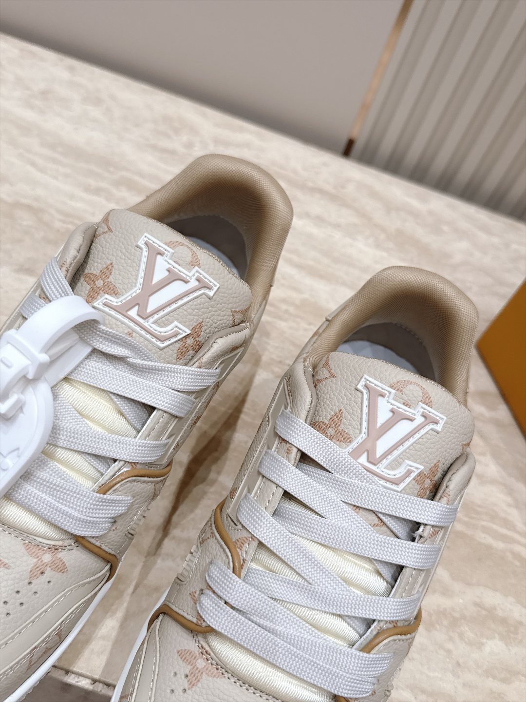 顶级版本： 情侣款 新色系！ LV trainer~~全新升级版~~经典回归❗ 情侣款，滑板鞋，篮球鞋，运动鞋…… LV