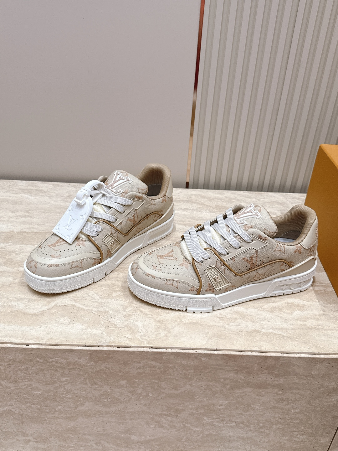 顶级版本： 情侣款 新色系！ LV trainer~~全新升级版~~经典回归❗ 情侣款，滑板鞋，篮球鞋，运动鞋…… LV