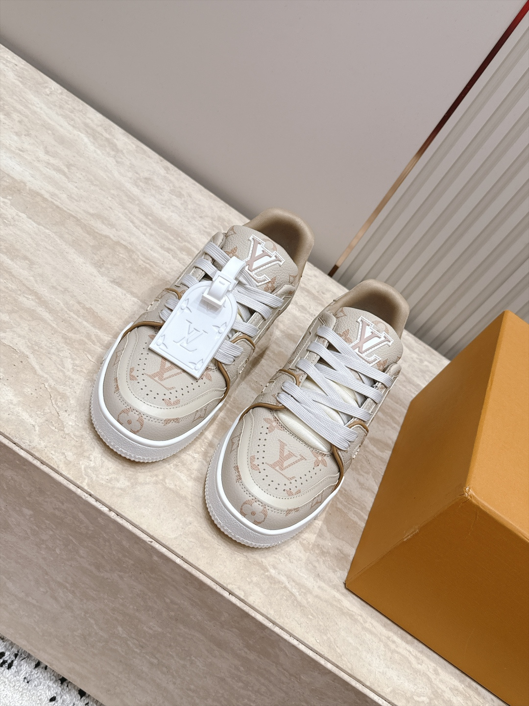 顶级版本： 情侣款 新色系！ LV trainer~~全新升级版~~经典回归❗ 情侣款，滑板鞋，篮球鞋，运动鞋…… LV