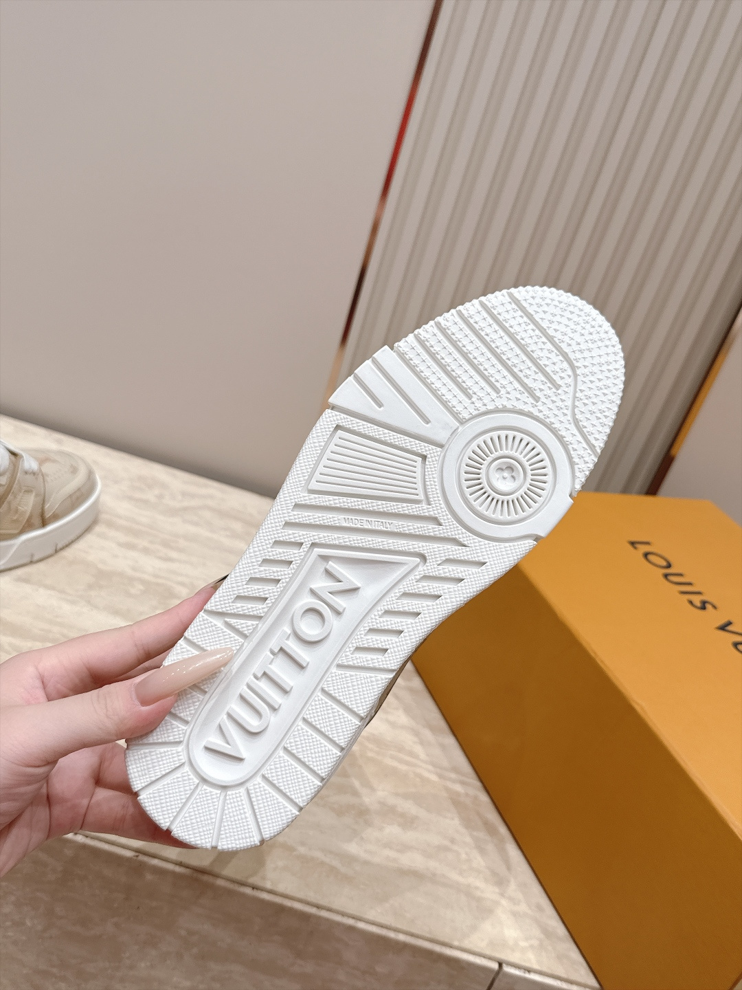 顶级版本： 情侣款 新色系！ LV trainer~~全新升级版~~经典回归❗ 情侣款，滑板鞋，篮球鞋，运动鞋…… LV