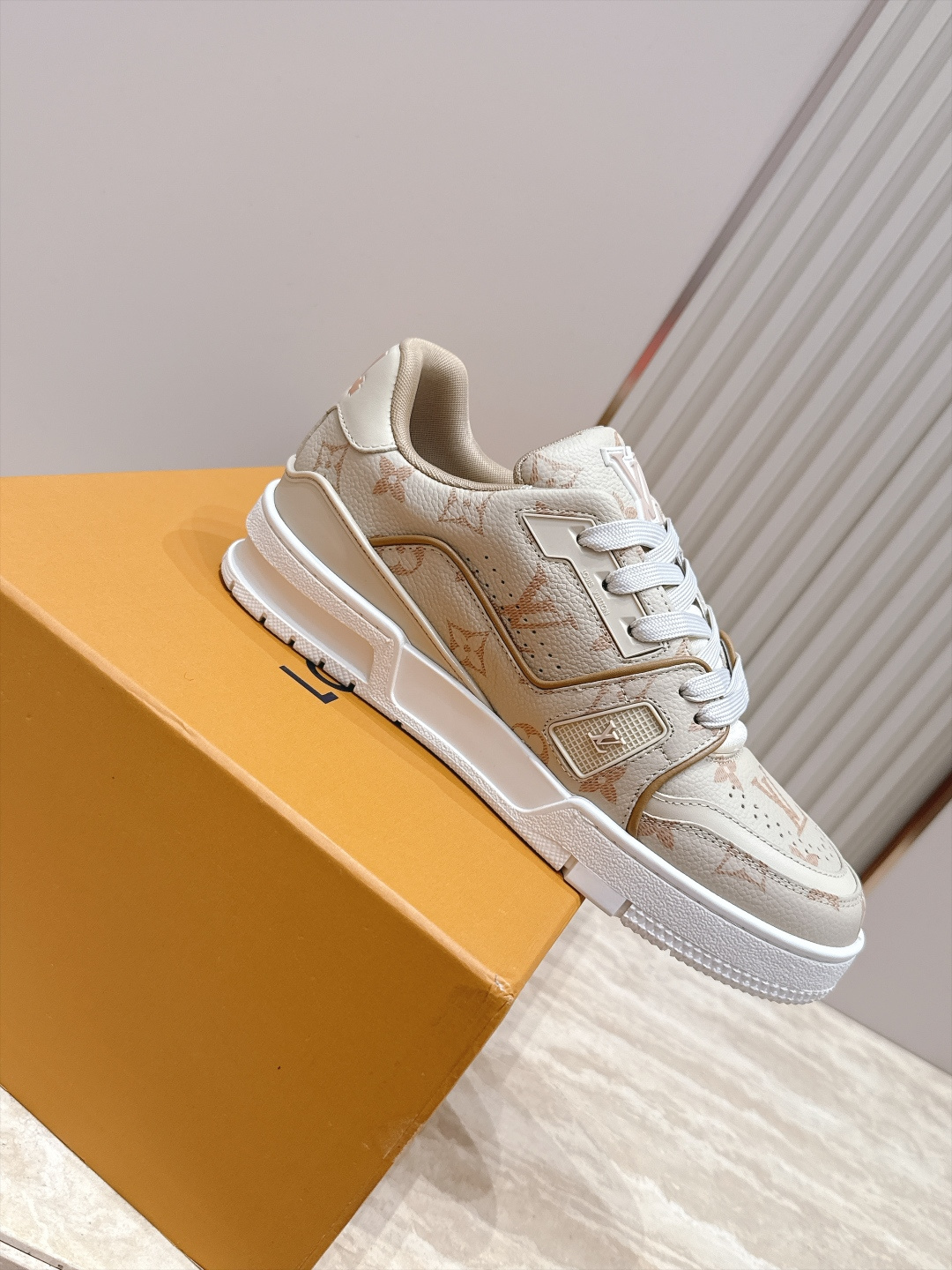 顶级版本： 情侣款 新色系！ LV trainer~~全新升级版~~经典回归❗ 情侣款，滑板鞋，篮球鞋，运动鞋…… LV