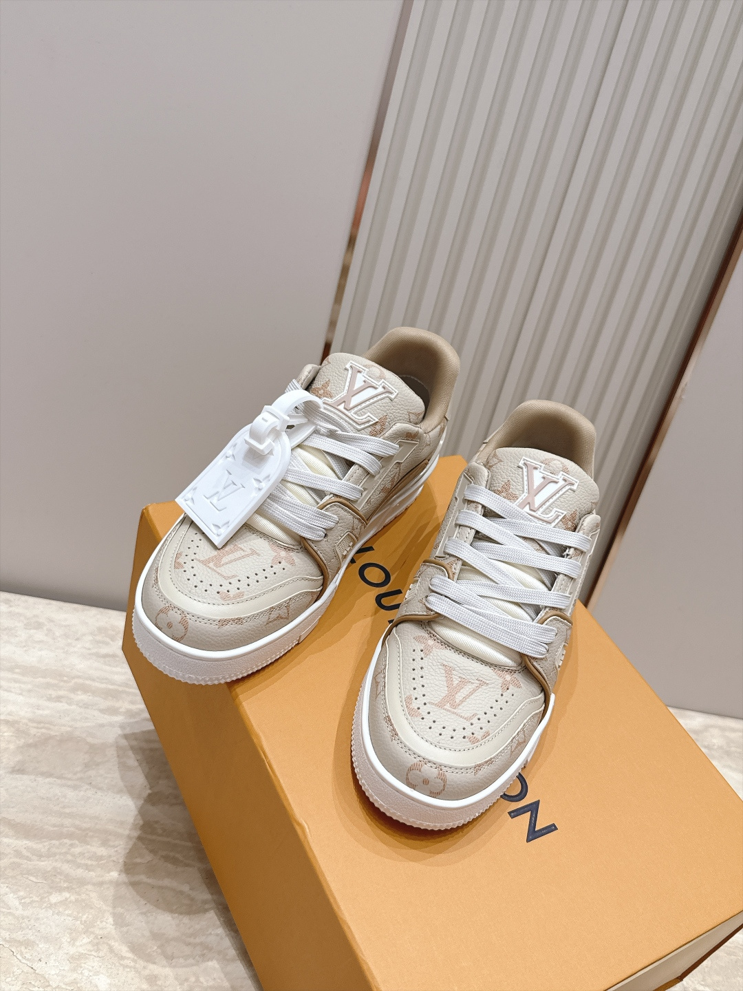 顶级版本： 情侣款 新色系！ LV trainer~~全新升级版~~经典回归❗ 情侣款，滑板鞋，篮球鞋，运动鞋…… LV