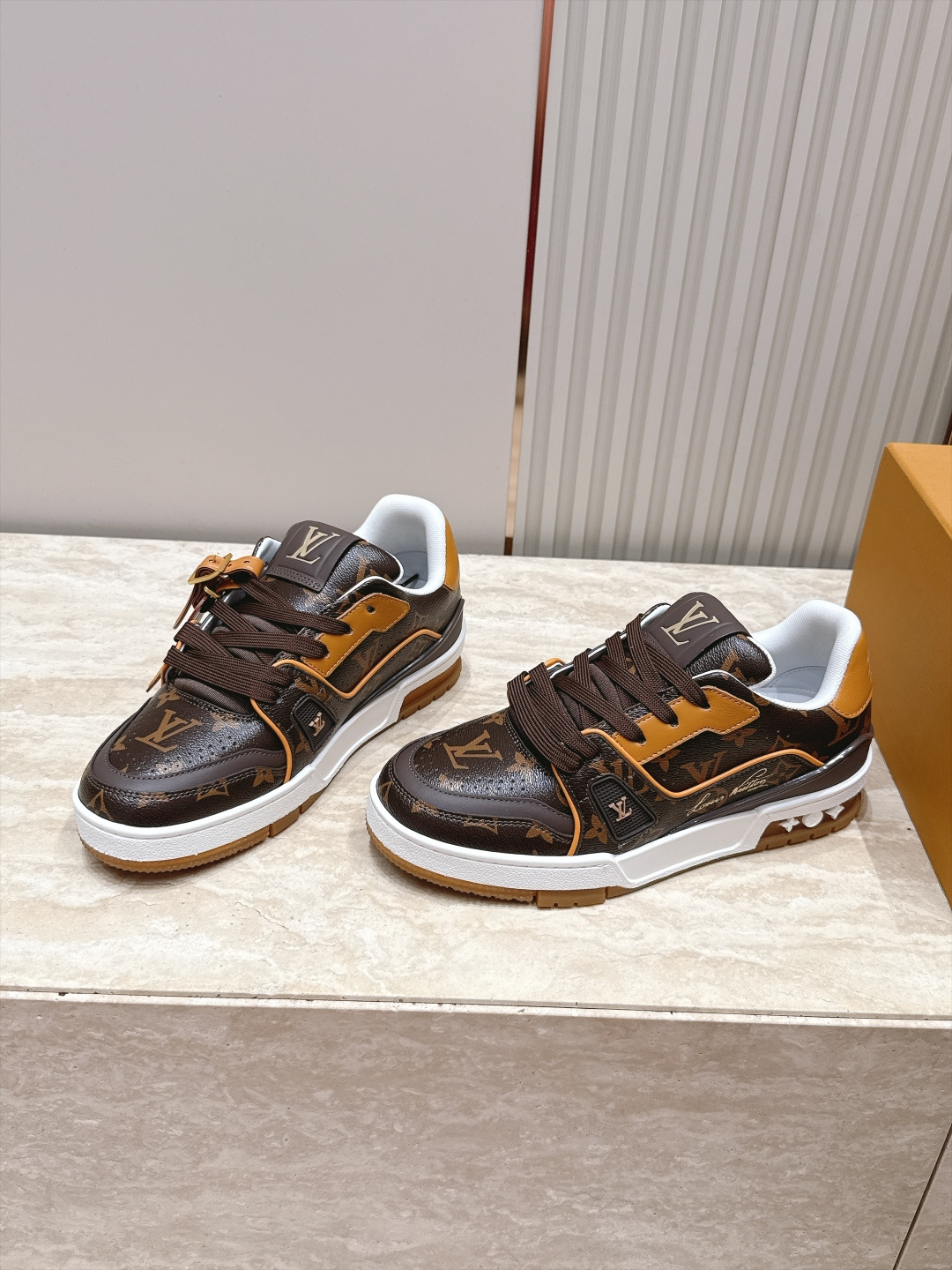 顶级版本： 情侣款 新色系！ LV trainer~~全新升级版~~经典回归❗ 情侣款，滑板鞋，篮球鞋，运动鞋…… LV