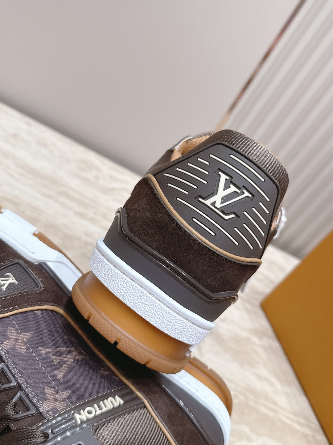 顶级版本： 情侣款 新色系！ LV trainer~~全新升级版~~经典回归❗ 情侣款，滑板鞋，篮球鞋，运动鞋…… LV