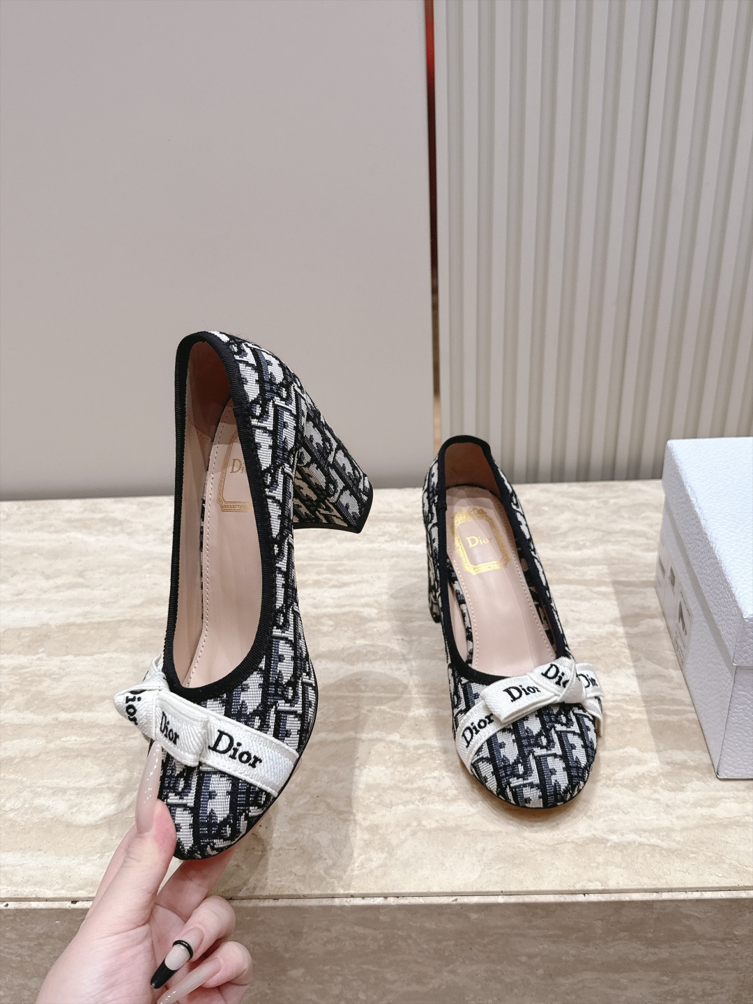Dior 迪奥 26ss早秋系列 新款织带珍珠蝴蝶结中跟单鞋 以品牌经典标志性的字母织带装饰打造，搭配同色系的皮质鞋床，