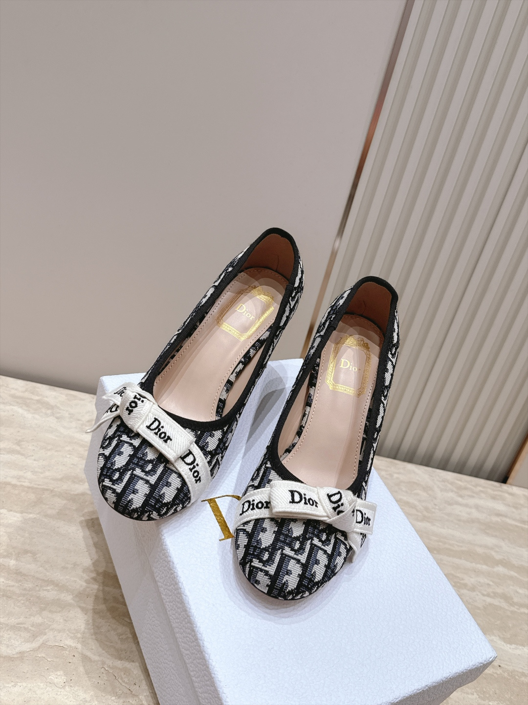 Dior 迪奥 26ss早秋系列 新款织带珍珠蝴蝶结中跟单鞋 以品牌经典标志性的字母织带装饰打造，搭配同色系的皮质鞋床，