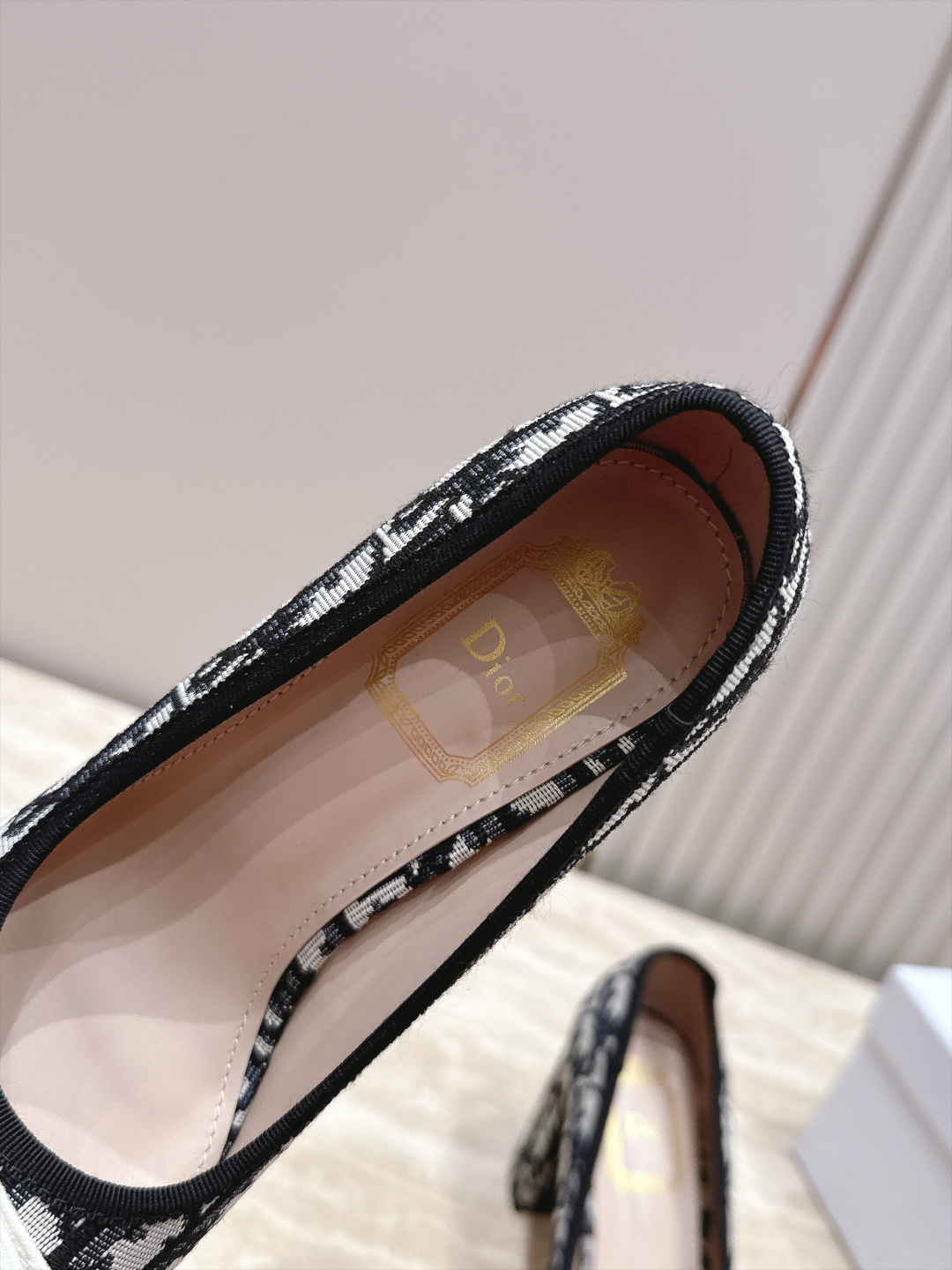 Dior 迪奥 26ss早秋系列 新款织带珍珠蝴蝶结中跟单鞋 以品牌经典标志性的字母织带装饰打造，搭配同色系的皮质鞋床，