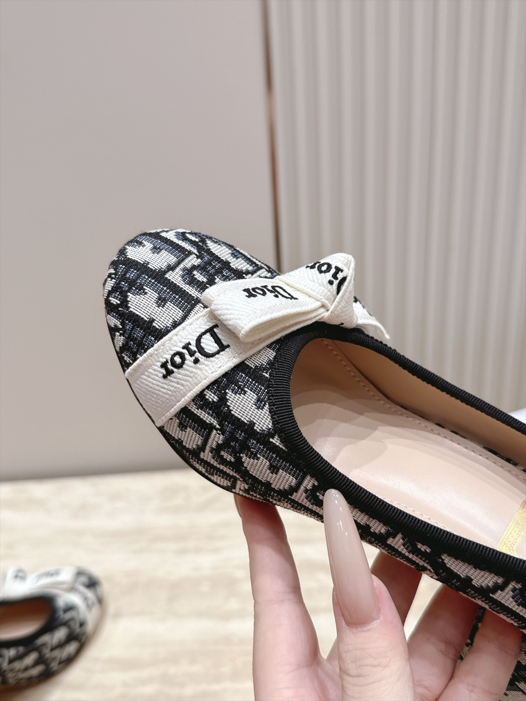 Dior 迪奥 26ss早秋系列 新款织带珍珠蝴蝶结中跟单鞋 以品牌经典标志性的字母织带装饰打造，搭配同色系的皮质鞋床，
