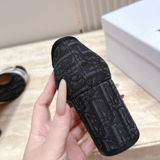 Dior 迪奥 26ss早秋系列 新款织带珍珠蝴蝶结中跟单鞋 以品牌经典标志性的字母织带装饰打造,搭配同色系的皮质鞋床, Dior 迪奥 26ss早秋系列 新款织带珍珠蝴蝶结中跟单鞋 以品牌经典标志性的字母织带装饰打造,搭配同色系的皮质鞋床,
