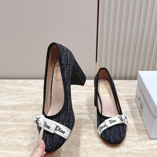 Dior 迪奥 26ss早秋系列 新款织带珍珠蝴蝶结中跟单鞋 以品牌经典标志性的字母织带装饰打造,搭配同色系的皮质鞋床, Dior 迪奥 26ss早秋系列 新款织带珍珠蝴蝶结中跟单鞋 以品牌经典标志性的字母织带装饰打造,搭配同色系的皮质鞋床,