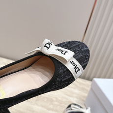 Dior 迪奥 26ss早秋系列 新款织带珍珠蝴蝶结中跟单鞋 以品牌经典标志性的字母织带装饰打造,搭配同色系的皮质鞋床, Dior 迪奥 26ss早秋系列 新款织带珍珠蝴蝶结中跟单鞋 以品牌经典标志性的字母织带装饰打造,搭配同色系的皮质鞋床,