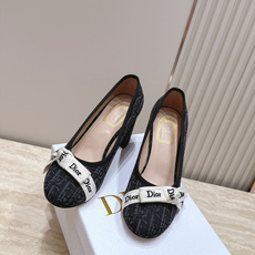 Dior 迪奥 26ss早秋系列 新款织带珍珠蝴蝶结中跟单鞋 以品牌经典标志性的字母织带装饰打造,搭配同色系的皮质鞋床, Dior 迪奥 26ss早秋系列 新款织带珍珠蝴蝶结中跟单鞋 以品牌经典标志性的字母织带装饰打造,搭配同色系的皮质鞋床,