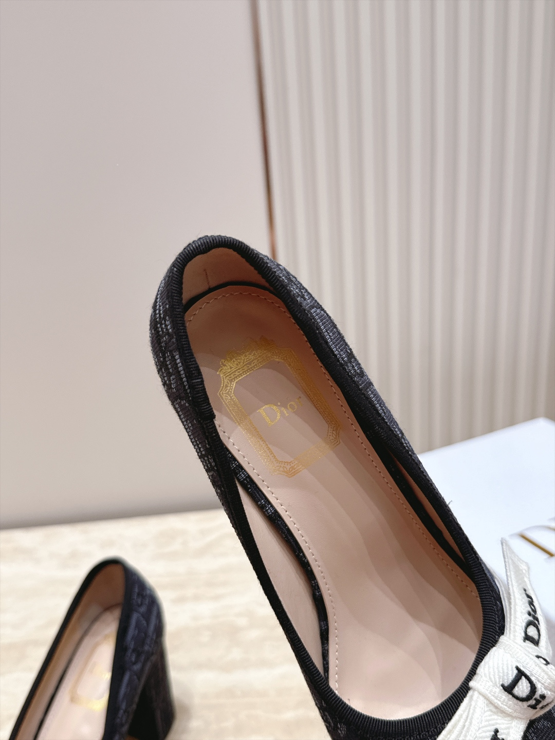 Dior 迪奥 26ss早秋系列 新款织带珍珠蝴蝶结中跟单鞋 以品牌经典标志性的字母织带装饰打造,搭配同色系的皮质鞋床, Dior 迪奥 26ss早秋系列 新款织带珍珠蝴蝶结中跟单鞋 以品牌经典标志性的字母织带装饰打造,搭配同色系的皮质鞋床,