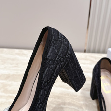 Dior 迪奥 26ss早秋系列 新款织带珍珠蝴蝶结中跟单鞋 以品牌经典标志性的字母织带装饰打造,搭配同色系的皮质鞋床, Dior 迪奥 26ss早秋系列 新款织带珍珠蝴蝶结中跟单鞋 以品牌经典标志性的字母织带装饰打造,搭配同色系的皮质鞋床,