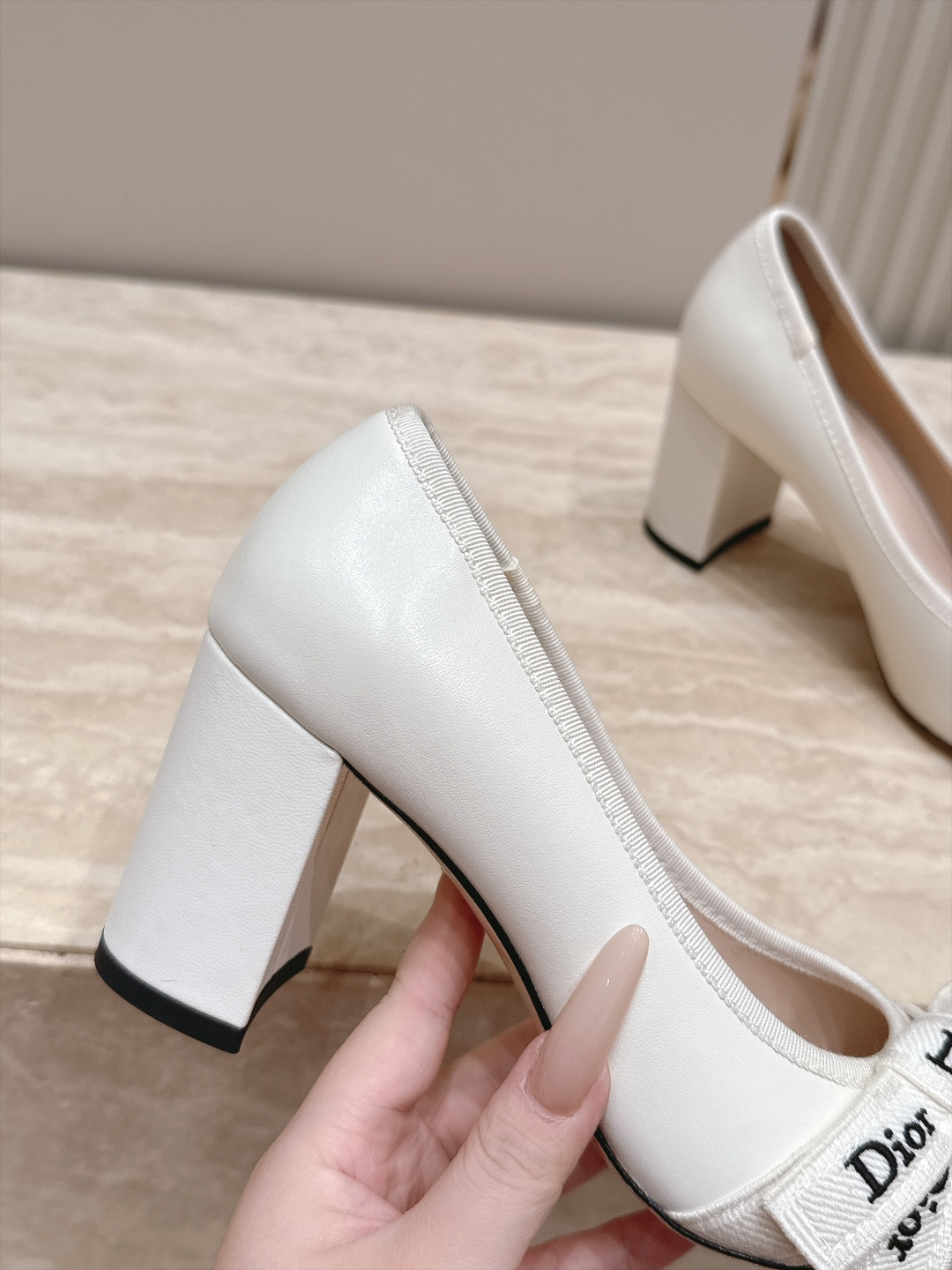 Dior 迪奥 26ss早秋系列 新款织带珍珠蝴蝶结中跟单鞋 以品牌经典标志性的字母织带装饰打造，搭配同色系的皮质鞋床，
