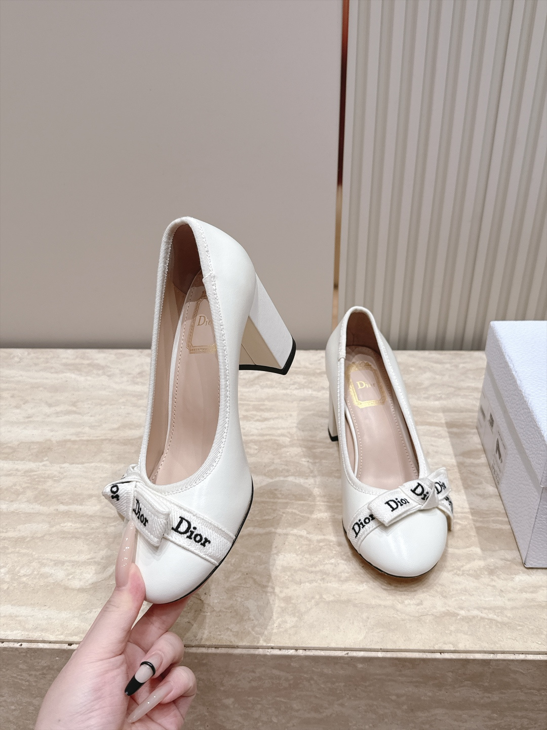 Dior 迪奥 26ss早秋系列 新款织带珍珠蝴蝶结中跟单鞋 以品牌经典标志性的字母织带装饰打造，搭配同色系的皮质鞋床，