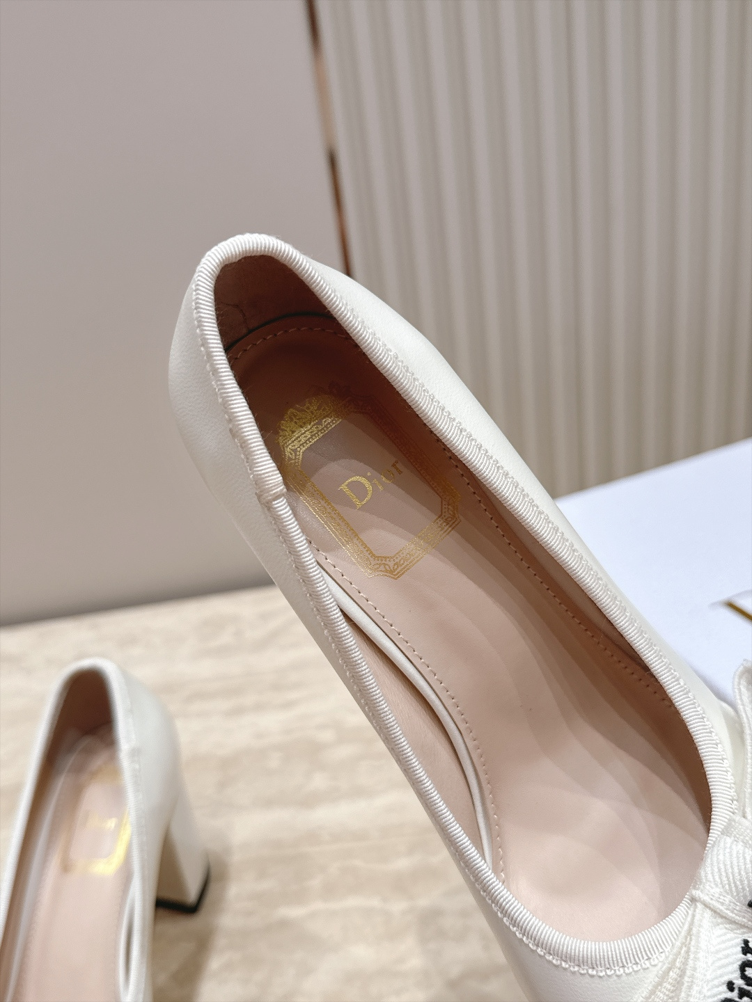 Dior 迪奥 26ss早秋系列 新款织带珍珠蝴蝶结中跟单鞋 以品牌经典标志性的字母织带装饰打造，搭配同色系的皮质鞋床，