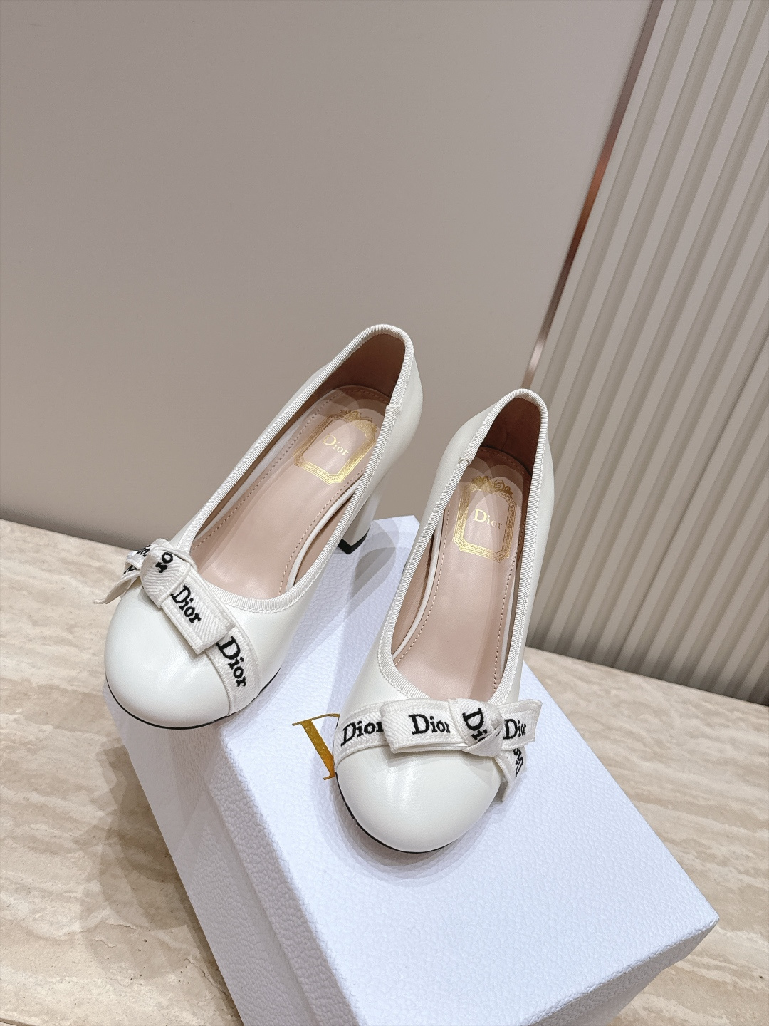 Dior 迪奥 26ss早秋系列 新款织带珍珠蝴蝶结中跟单鞋 以品牌经典标志性的字母织带装饰打造，搭配同色系的皮质鞋床，