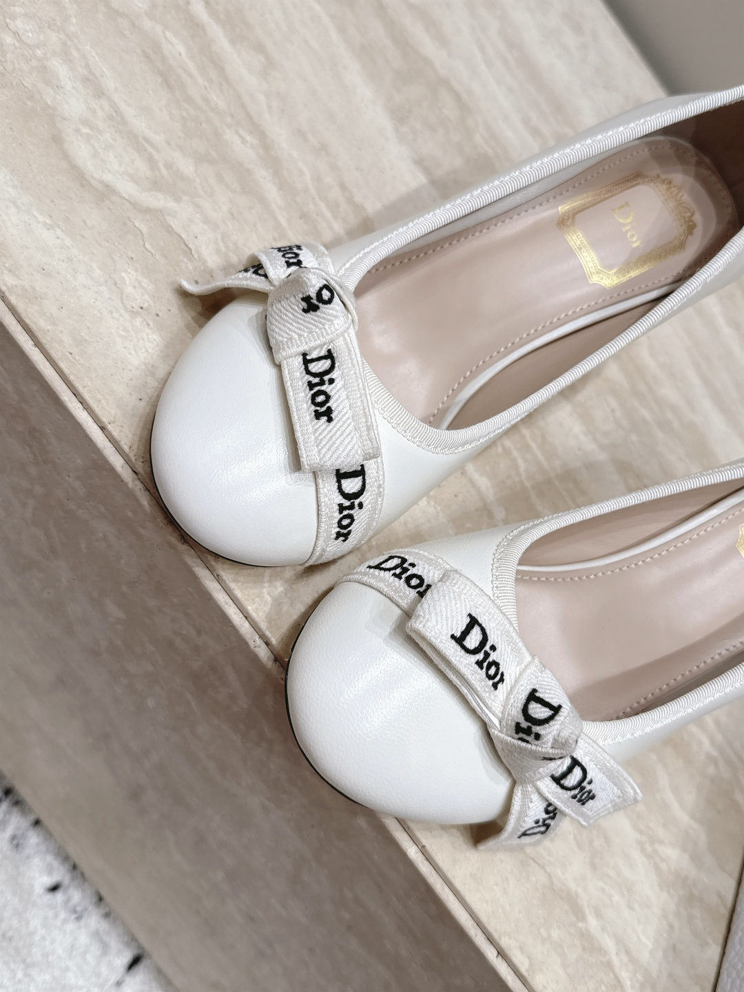 Dior 迪奥 26ss早秋系列 新款织带珍珠蝴蝶结中跟单鞋 以品牌经典标志性的字母织带装饰打造，搭配同色系的皮质鞋床，