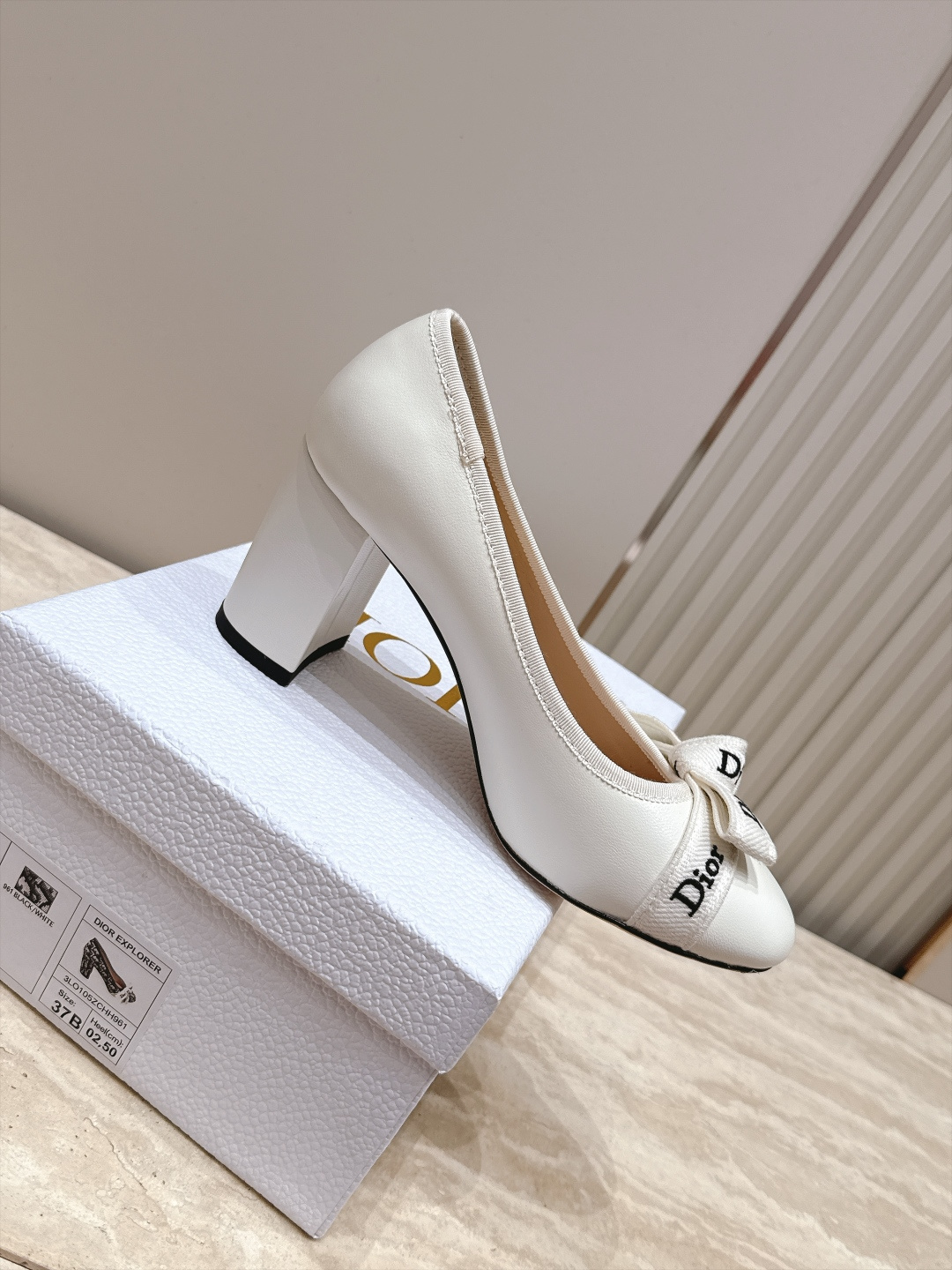 Dior 迪奥 26ss早秋系列 新款织带珍珠蝴蝶结中跟单鞋 以品牌经典标志性的字母织带装饰打造，搭配同色系的皮质鞋床，