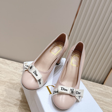 Dior 迪奥 26ss早秋系列 新款织带珍珠蝴蝶结中跟单鞋 以品牌经典标志性的字母织带装饰打造,搭配同色系的皮质鞋床, Dior 迪奥 26ss早秋系列 新款织带珍珠蝴蝶结中跟单鞋 以品牌经典标志性的字母织带装饰打造,搭配同色系的皮质鞋床,