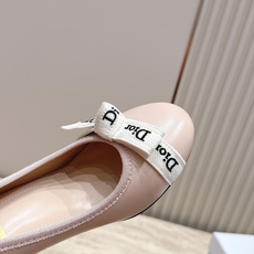 Dior 迪奥 26ss早秋系列 新款织带珍珠蝴蝶结中跟单鞋 以品牌经典标志性的字母织带装饰打造,搭配同色系的皮质鞋床, Dior 迪奥 26ss早秋系列 新款织带珍珠蝴蝶结中跟单鞋 以品牌经典标志性的字母织带装饰打造,搭配同色系的皮质鞋床,