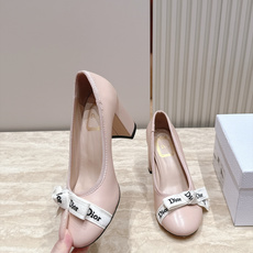 Dior 迪奥 26ss早秋系列 新款织带珍珠蝴蝶结中跟单鞋 以品牌经典标志性的字母织带装饰打造,搭配同色系的皮质鞋床, Dior 迪奥 26ss早秋系列 新款织带珍珠蝴蝶结中跟单鞋 以品牌经典标志性的字母织带装饰打造,搭配同色系的皮质鞋床,