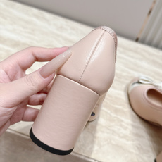 Dior 迪奥 26ss早秋系列 新款织带珍珠蝴蝶结中跟单鞋 以品牌经典标志性的字母织带装饰打造,搭配同色系的皮质鞋床, Dior 迪奥 26ss早秋系列 新款织带珍珠蝴蝶结中跟单鞋 以品牌经典标志性的字母织带装饰打造,搭配同色系的皮质鞋床,