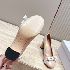 Dior 迪奥 26ss早秋系列 新款织带珍珠蝴蝶结中跟单鞋 以品牌经典标志性的字母织带装饰打造,搭配同色系的皮质鞋床, Dior 迪奥 26ss早秋系列 新款织带珍珠蝴蝶结中跟单鞋 以品牌经典标志性的字母织带装饰打造,搭配同色系的皮质鞋床,