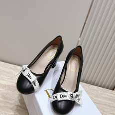 Dior 迪奥 26ss早秋系列 新款织带珍珠蝴蝶结中跟单鞋 以品牌经典标志性的字母织带装饰打造,搭配同色系的皮质鞋床, Dior 迪奥 26ss早秋系列 新款织带珍珠蝴蝶结中跟单鞋 以品牌经典标志性的字母织带装饰打造,搭配同色系的皮质鞋床,