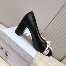 Dior 迪奥 26ss早秋系列 新款织带珍珠蝴蝶结中跟单鞋 以品牌经典标志性的字母织带装饰打造,搭配同色系的皮质鞋床, Dior 迪奥 26ss早秋系列 新款织带珍珠蝴蝶结中跟单鞋 以品牌经典标志性的字母织带装饰打造,搭配同色系的皮质鞋床,