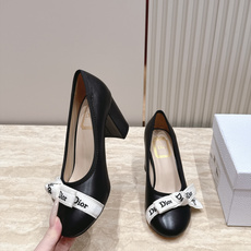 Dior 迪奥 26ss早秋系列 新款织带珍珠蝴蝶结中跟单鞋 以品牌经典标志性的字母织带装饰打造,搭配同色系的皮质鞋床, Dior 迪奥 26ss早秋系列 新款织带珍珠蝴蝶结中跟单鞋 以品牌经典标志性的字母织带装饰打造,搭配同色系的皮质鞋床,