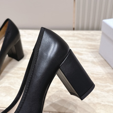 Dior 迪奥 26ss早秋系列 新款织带珍珠蝴蝶结中跟单鞋 以品牌经典标志性的字母织带装饰打造,搭配同色系的皮质鞋床, Dior 迪奥 26ss早秋系列 新款织带珍珠蝴蝶结中跟单鞋 以品牌经典标志性的字母织带装饰打造,搭配同色系的皮质鞋床,