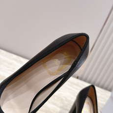 Dior 迪奥 26ss早秋系列 新款织带珍珠蝴蝶结中跟单鞋 以品牌经典标志性的字母织带装饰打造,搭配同色系的皮质鞋床, Dior 迪奥 26ss早秋系列 新款织带珍珠蝴蝶结中跟单鞋 以品牌经典标志性的字母织带装饰打造,搭配同色系的皮质鞋床,
