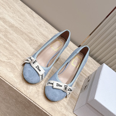 Dior 迪奥 26ss早秋系列 新款织带珍珠蝴蝶结中跟单鞋 以品牌经典标志性的字母织带装饰打造,搭配同色系的皮质鞋床, Dior 迪奥 26ss早秋系列 新款织带珍珠蝴蝶结中跟单鞋 以品牌经典标志性的字母织带装饰打造,搭配同色系的皮质鞋床,