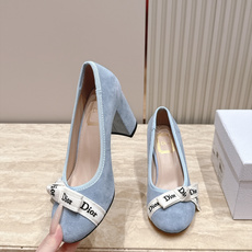 Dior 迪奥 26ss早秋系列 新款织带珍珠蝴蝶结中跟单鞋 以品牌经典标志性的字母织带装饰打造,搭配同色系的皮质鞋床, Dior 迪奥 26ss早秋系列 新款织带珍珠蝴蝶结中跟单鞋 以品牌经典标志性的字母织带装饰打造,搭配同色系的皮质鞋床,