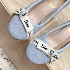 Dior 迪奥 26ss早秋系列 新款织带珍珠蝴蝶结中跟单鞋 以品牌经典标志性的字母织带装饰打造,搭配同色系的皮质鞋床, Dior 迪奥 26ss早秋系列 新款织带珍珠蝴蝶结中跟单鞋 以品牌经典标志性的字母织带装饰打造,搭配同色系的皮质鞋床,
