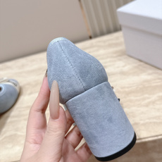 Dior 迪奥 26ss早秋系列 新款织带珍珠蝴蝶结中跟单鞋 以品牌经典标志性的字母织带装饰打造,搭配同色系的皮质鞋床, Dior 迪奥 26ss早秋系列 新款织带珍珠蝴蝶结中跟单鞋 以品牌经典标志性的字母织带装饰打造,搭配同色系的皮质鞋床,