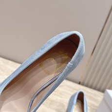 Dior 迪奥 26ss早秋系列 新款织带珍珠蝴蝶结中跟单鞋 以品牌经典标志性的字母织带装饰打造,搭配同色系的皮质鞋床, Dior 迪奥 26ss早秋系列 新款织带珍珠蝴蝶结中跟单鞋 以品牌经典标志性的字母织带装饰打造,搭配同色系的皮质鞋床,