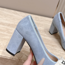 Dior 迪奥 26ss早秋系列 新款织带珍珠蝴蝶结中跟单鞋 以品牌经典标志性的字母织带装饰打造,搭配同色系的皮质鞋床, Dior 迪奥 26ss早秋系列 新款织带珍珠蝴蝶结中跟单鞋 以品牌经典标志性的字母织带装饰打造,搭配同色系的皮质鞋床,